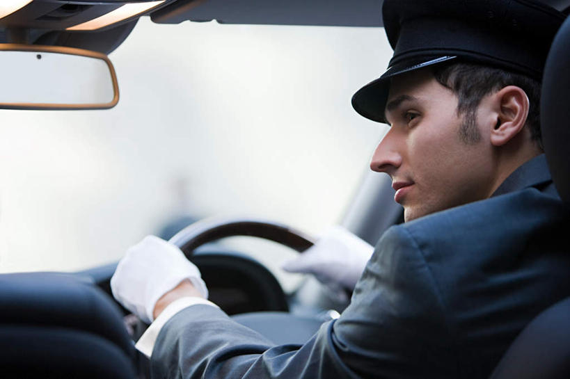 西方人,一个人,司机,坐,笑,微笑,横图,室内,白天,侧面,西装,安全,机器,仪器,窗户,镜子,汽车,帽子,欧洲,欧洲人,仅一个男性,仅一个人,一辆,握,套装,正装,朦胧,模糊,防护,扭头,注视,职业装,礼帽,设备,玻璃窗,车,仅一个年轻男性,车窗,方向盘,手套,交通工具,轿车,观察,驾驶,看,行驶,转头,握着,观看,保护,镜像,控制,察看,镜面,关注,载具,保险,保全,周全,安稳,安定,防护手套,平安,男人,男性,年轻男性,白种人,坐着,半身,彩图