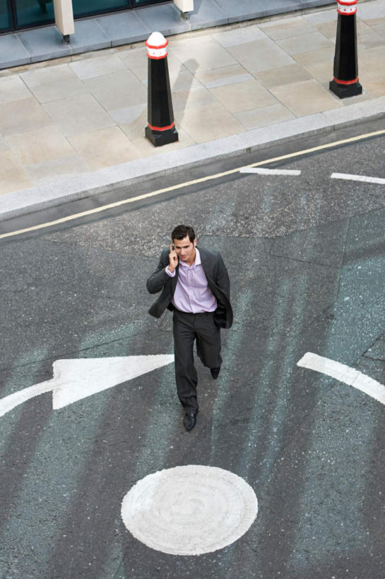 西方人,一个人,商务人士,商务男性,走,说,打电话,竖图,俯视,室外,白天,衬衫,讨论,道路,路,公路,电话,手机,欧洲,欧洲人,仅一个男性,仅一个人,握,套装,交通,拿,听,拿着,注视,方向,通讯设备,箭头,仅一个年轻男性,一个,观察,看,握着,单个,观看,察看,指向,关注,商务装,工薪阶层,簇,交流,男人,男性,年轻男性,白种人,白领,上班族,马路,步行,沟通,讲话,交谈,散步,商讨,说话,谈话,通话,走路,彩图,高角度拍摄,全身,衬衣