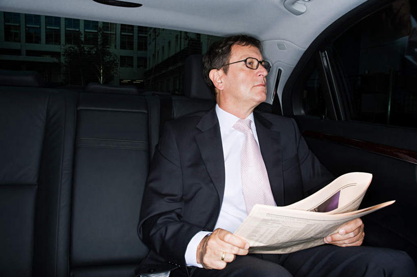 西方人,一个人,商务人士,商务男性,坐,横图,室内,夜晚,正面,衬衫,阅读,汽车,报纸,欧洲,欧洲人,仅一个男性,仅一个人,仅一个中年男性,一辆,握,学习,套装,眼镜,拿,拿着,扭头,注视,车,交通工具,轿车,观察,看,转头,浏览,握着,观看,察看,关注,载具,商务装,近视眼镜,工薪阶层,男人,男性,中年男性,白种人,白领,上班族,坐着,半身,彩图,衬衣