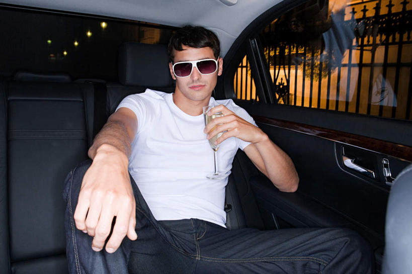 西方人,一个人,坐,笑,微笑,横图,室内,夜晚,正面,窗户,汽车,杯子,欧洲,欧洲人,仅一个男性,仅一个人,一辆,握,阴影,服装,光线,高脚杯,墨镜,眼镜,影子,灯光,拿,拿着,注视,休闲装,玻璃窗,车,玻璃制品,仅一个年轻男性,一个,衣服,车窗,酒杯,太阳镜,太阳眼镜,交通工具,轿车,观察,看,休闲,休闲服,遮阳镜,握着,服饰,单个,观看,张开双腿,察看,关注,载具,香槟杯,展开双腿,男人,男性,年轻男性,白种人,玻璃杯,坐着,半身,彩图,伸展双腿