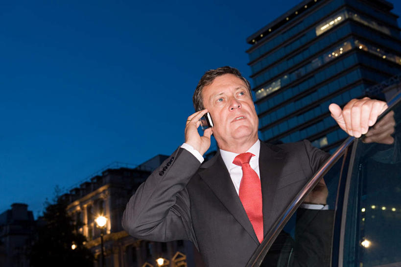 西方人,一个人,商务人士,商务男性,高楼大厦,站,打电话,横图,室外,夜晚,仰视,衬衫,植物,窗户,大厦,建筑,摩天大楼,汽车,电话,手机,欧洲,欧洲人,仅一个男性,仅一个人,仅一个中年男性,一辆,握,套装,拿,听,拿着,注视,通讯设备,玻璃窗,车,树,树木,蓝色,绿色,蓝天,天空,自然,车窗,交通工具,轿车,天,观察,看,站着,握着,生长,成长,观看,察看,关注,载具,商务装,工薪阶层,交流,男人,男性,中年男性,白种人,白领,上班族,沟通,通话,站立,半身,彩图,低角度拍摄,衬衣,大楼,高层建筑,高楼,摩天楼