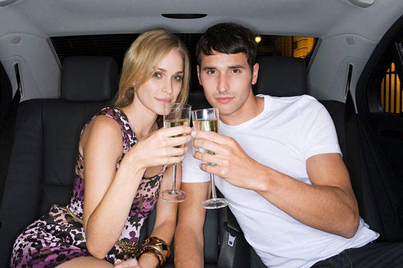 红酒,葡萄酒,西方人,两个人,坐,笑,微笑,横图,室内,夜晚,正面,裙子,爱情,汽车,杯子,欧洲,欧洲人,一辆,握,连衣裙,服装,庆祝,高脚杯,白葡萄酒,酒类,浪漫,拿,拿着,注视,休闲装,车,玻璃制品,酒,饮料,两个,衣服,酒杯,交通工具,轿车,干杯,观察,看,碰杯,休闲,温暖,温馨,休闲服,恩爱,交际,友好,握着,恋人,服饰,观看,庆贺,和睦,察看,关注,载具,礼仪,敬酒,香槟杯,劝酒,男人,男性,年轻男性,年轻女性,女人,女性,白种人,情侣,玻璃杯,坐着,半身,彩图,伴侣,融洽