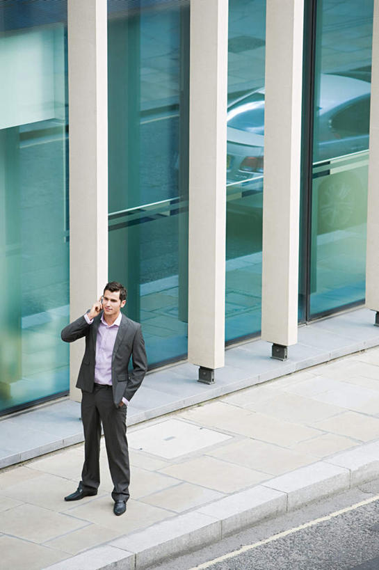 西方人,一个人,商务人士,商务男性,高楼大厦,站,打电话,竖图,俯视,室外,白天,衬衫,大厦,建筑,摩天大楼,电话,手机,欧洲,欧洲人,仅一个男性,仅一个人,握,套装,拿,听,拿着,注视,通讯设备,仅一个年轻男性,一个,观察,看,站着,握着,单个,观看,察看,关注,商务装,工薪阶层,交流,男人,男性,年轻男性,白种人,白领,上班族,沟通,通话,站立,彩图,高角度拍摄,全身,衬衣,大楼,高层建筑,高楼,摩天楼