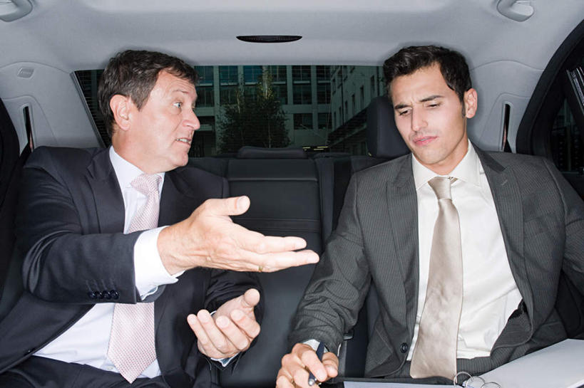 西方人,两个人,伙伴,朋友,商务人士,商务男性,坐,说,横图,室内,夜晚,正面,衬衫,讨论,友谊,合作,团队,窗户,汽车,欧洲,欧洲人,一辆,握,套装,笔,材料,档案,文件,纸,办公用品,拿,拿着,扭头,注视,玻璃窗,车,文具,一只,车窗,手稿,学习用品,资料,交通工具,轿车,观察,看,转头,战略,握着,观看,文具用品,证明,察看,关注,载具,文档,商务装,工薪阶层,联合,合谋,交流,配合,协作,男人,男性,年轻男性,中年男性,白种人,白领,上班族,沟通,讲话,交谈,商讨,说话,谈话,坐着,半身,彩图,衬衣