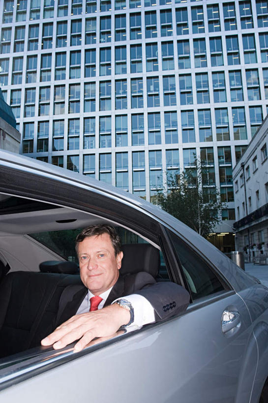 西方人,一个人,商务人士,商务男性,商务女性,高楼大厦,坐,竖图,室外,白天,仰视,衬衫,办公楼,大厦,建筑,摩天大楼,写字楼,汽车,欧洲,欧洲人,仅一个男性,仅一个人,仅一个中年男性,一辆,套装,注视,车,楼宇,交通工具,轿车,扶,观察,看,商务楼,观看,察看,扶着,关注,载具,商务装,工薪阶层,男人,男性,中年男性,白种人,白领,上班族,坐着,半身,彩图,低角度拍摄,衬衣,大楼,高层建筑,高楼,摩天楼