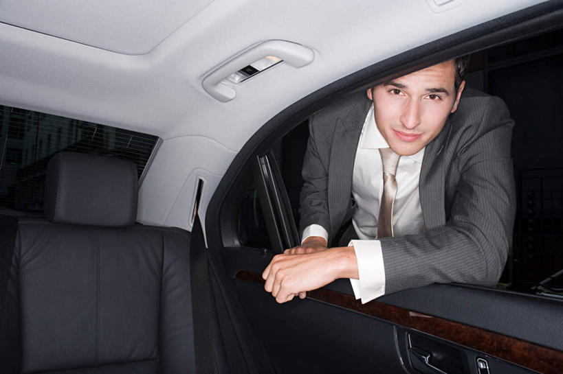 西方人,一个人,商务人士,商务男性,站,笑,微笑,横图,室内,夜晚,正面,衬衫,窗户,汽车,欧洲,欧洲人,仅一个男性,仅一个人,一辆,弯腰,套装,注视,玻璃窗,车,仅一个年轻男性,车窗,交通工具,轿车,观察,看,站着,观看,察看,关注,载具,商务装,工薪阶层,弯身,男人,男性,年轻男性,白种人,白领,上班族,站立,半身,彩图,衬衣