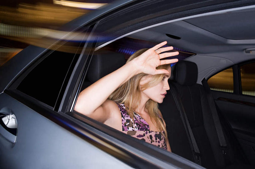 西方人,一个人,坐,举,横图,室外,夜晚,侧面,汽车,欧洲,欧洲人,仅一个年轻女性,仅一个女性,仅一个人,一辆,阴影,服装,朦胧,模糊,光线,影子,灯光,注视,休闲装,车,衣服,交通工具,轿车,观察,看,托,休闲,休闲服,遮,遮掩,服饰,观看,察看,掩盖,遮挡,关注,载具,遮盖,掩饰,年轻女性,女人,女性,白种人,举起,举手,举着,向上举,向上伸,向上托,坐着,半身,彩图