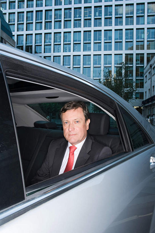 西方人,一个人,商务人士,商务男性,商务女性,高楼大厦,坐,竖图,室外,白天,正面,衬衫,办公楼,大厦,建筑,摩天大楼,写字楼,汽车,欧洲,欧洲人,仅一个男性,仅一个人,仅一个中年男性,一辆,套装,注视,车,楼宇,交通工具,轿车,观察,看,商务楼,观看,察看,关注,载具,商务装,工薪阶层,男人,男性,中年男性,白种人,白领,上班族,坐着,半身,彩图,衬衣,大楼,高层建筑,高楼,摩天楼