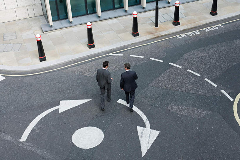 西方人,两个人,同事,商务人士,商务男性,走,横图,俯视,室外,白天,衬衫,成功,合作,团队,集体,信心,道路,路,路灯,公路,照明,欧洲,欧洲人,套装,灯光,分界线,停车线,交通,扭头,注视,方向,队伍,箭头,灯,观察,看,转头,观看,车行道,车行道分界线,照亮,察看,领导,指向,照明设备,成就,关注,标线,商务装,合伙,领袖,工薪阶层,车行线,簇,男人,男性,年轻男性,白种人,白领,上班族,马路,步行,散步,走路,彩图,高角度拍摄,全身,衬衣