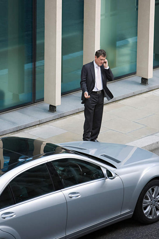 西方人,一个人,商务人士,商务男性,高楼大厦,站,打电话,竖图,俯视,室外,白天,衬衫,办公楼,窗户,落地窗,大厦,建筑,摩天大楼,写字楼,汽车,电话,手机,欧洲,欧洲人,仅一个男性,仅一个人,仅一个中年男性,握,套装,拿,拿着,注视,通讯设备,玻璃窗,车,楼宇,交通工具,轿车,观察,看,站着,商务楼,握着,观看,察看,关注,载具,商务装,手插袋,单手插袋,工薪阶层,单手抄兜,单手放兜,交流,男人,男性,中年男性,白种人,白领,上班族,插兜,沟通,手插兜,手放口袋,通话,站立,彩图,高角度拍摄,全身,衬衣,大楼,高层建筑,高楼,摩天楼,手抄兜