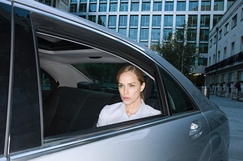 西方人,一个人,商务人士,商务女性,高楼大厦,坐,横图,室外,白天,正面,办公楼,植物,窗户,大厦,建筑,摩天大楼,写字楼,汽车,欧洲,欧洲人,仅一个年轻女性,仅一个女性,仅一个人,一排,套装,整齐,并列,并排,墙,注视,玻璃窗,墙壁,墙面,车,树,树木,排列,绿色,自然,车窗,楼宇,交通工具,轿车,观察,看,商务楼,生长,成长,观看,察看,队列,关注,载具,商务装,平行,工薪阶层,年轻女性,女人,女性,白种人,白领,上班族,坐着,半身,彩图,大楼,高层建筑,高楼,摩天楼