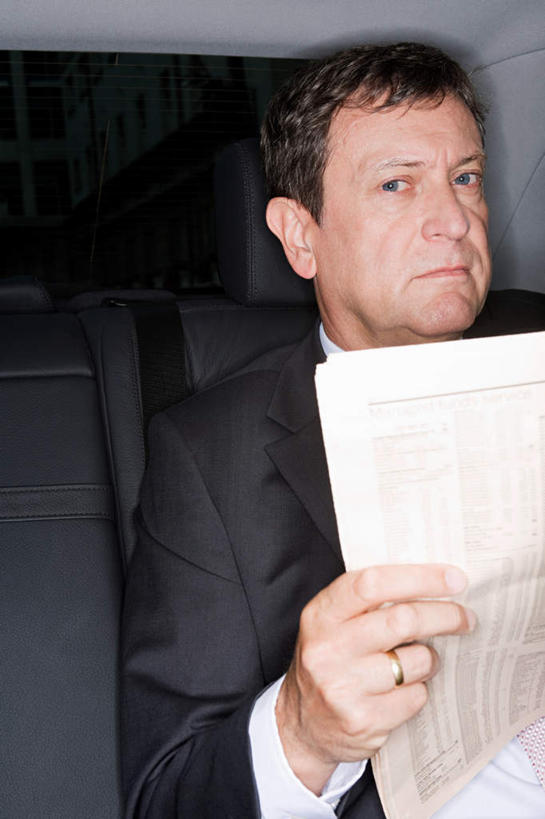 西方人,一个人,商务人士,商务男性,坐,竖图,室内,夜晚,正面,衬衫,阅读,汽车,报纸,欧洲,欧洲人,仅一个男性,仅一个人,仅一个中年男性,握,学习,套装,拿,拿着,注视,车,交通工具,轿车,观察,看,浏览,握着,观看,察看,关注,载具,商务装,工薪阶层,男人,男性,中年男性,白种人,白领,上班族,坐着,半身,彩图,衬衣