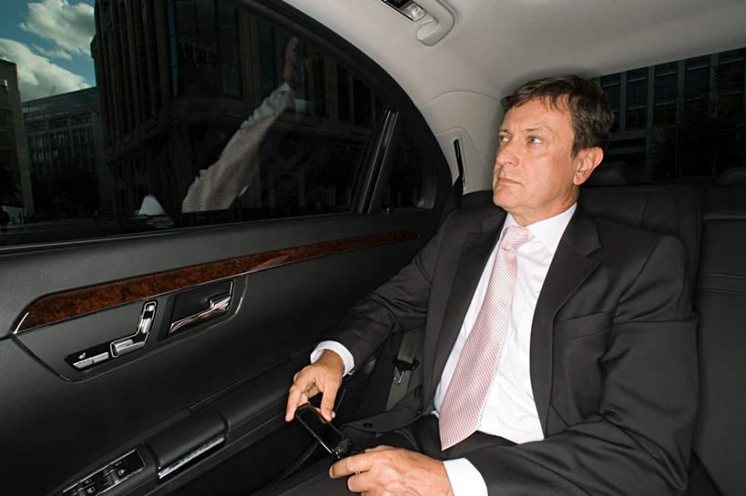 西方人,一个人,商务人士,商务男性,坐,横图,室内,夜晚,正面,衬衫,窗户,汽车,欧洲,欧洲人,仅一个男性,仅一个人,仅一个中年男性,套装,领带,注视,玻璃窗,车,车窗,交通工具,轿车,观察,看,观看,察看,象征,庄重,关注,载具,商务装,身份,工薪阶层,正式,地位,男人,男性,中年男性,白种人,白领,上班族,坐着,半身,彩图,衬衣