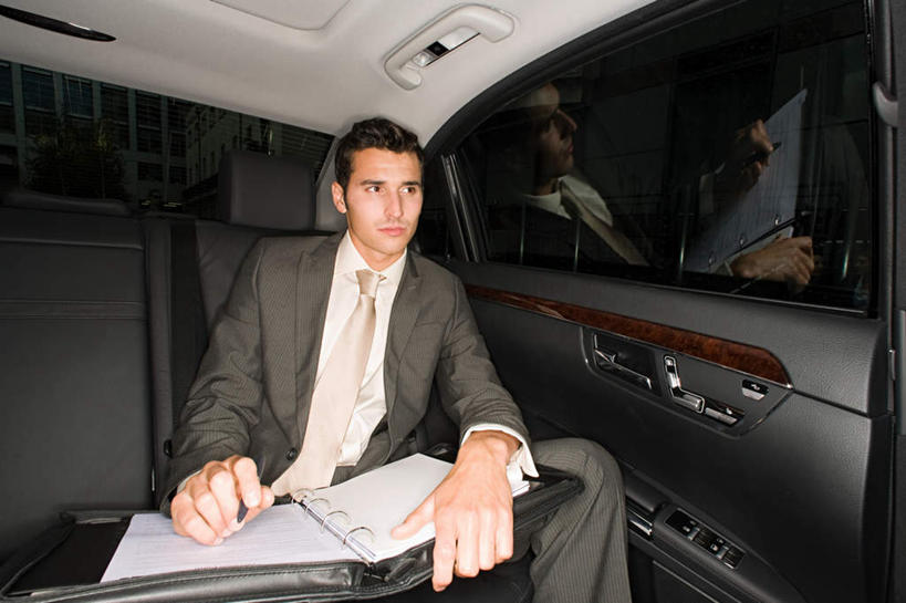 西方人,一个人,商务人士,商务男性,坐,横图,室内,夜晚,正面,衬衫,窗户,汽车,欧洲,欧洲人,仅一个男性,仅一个人,套装,材料,档案,文件,纸,领带,注视,玻璃窗,车,仅一个年轻男性,车窗,手稿,资料,交通工具,轿车,观察,看,观看,证明,察看,象征,庄重,关注,载具,文档,商务装,身份,文件架,工薪阶层,资料架,正式,地位,文件框,文件座,资料档,资料座,男人,男性,年轻男性,白种人,白领,上班族,坐着,半身,彩图,衬衣