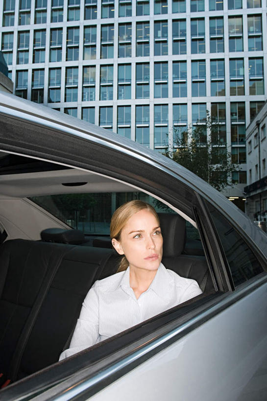 西方人,一个人,商务人士,商务女性,高楼大厦,坐,竖图,室外,白天,正面,办公楼,植物,窗户,大厦,建筑,摩天大楼,写字楼,汽车,欧洲,欧洲人,仅一个年轻女性,仅一个女性,仅一个人,一排,套装,整齐,并列,并排,注视,玻璃窗,车,树,树木,排列,绿色,自然,车窗,楼宇,交通工具,轿车,观察,看,商务楼,生长,成长,观看,察看,队列,关注,载具,商务装,平行,工薪阶层,年轻女性,女人,女性,白种人,白领,上班族,坐着,半身,彩图,大楼,高层建筑,高楼,摩天楼