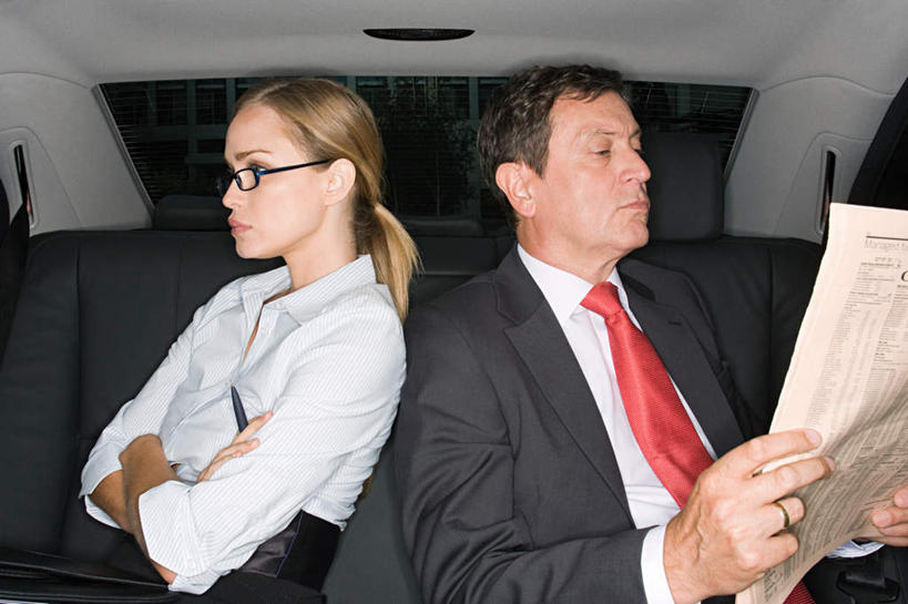 西方人,两个人,伙伴,朋友,商务人士,商务男性,商务女性,坐,双手交叉,横图,室内,夜晚,正面,衬衫,阅读,友谊,安全,合作,团队,汽车,报纸,欧洲,欧洲人,握,学习,套装,笔,眼镜,办公用品,领带,拿,拿着,依靠,注视,水笔,车,文具,学习用品,交通工具,轿车,观察,看,倚靠,背靠背,战略,背对背,浏览,握着,观看,文具用品,察看,双手抱胸,象征,庄重,关注,载具,商务装,身份,近视眼镜,工薪阶层,联合,合谋,正式,地位,配合,协作,信任,男人,男性,年轻女性,女人,女性,中年男性,白种人,白领,上班族,坐着,半身,彩图,衬衣