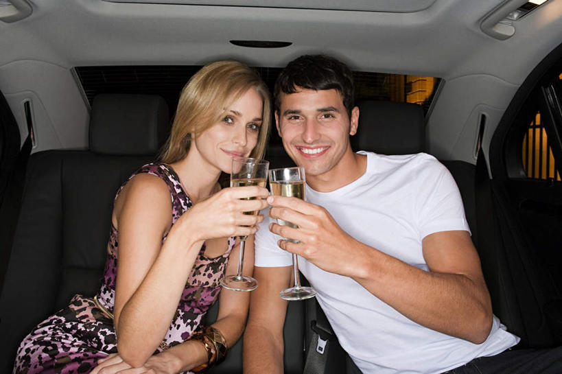 红酒,葡萄酒,西方人,两个人,坐,笑,微笑,露齿笑,横图,室内,夜晚,正面,爱情,汽车,杯子,欧洲,欧洲人,握,服装,庆祝,高脚杯,红酒杯,白葡萄酒,酒类,浪漫,拿,拿着,注视,休闲装,车,玻璃制品,酒,饮料,衣服,酒杯,交通工具,轿车,干杯,观察,看,碰杯,休闲,温暖,温馨,休闲服,恩爱,交际,友好,握着,恋人,服饰,观看,庆贺,和睦,察看,葡萄酒杯,关注,载具,礼仪,敬酒,劝酒,男人,男性,年轻男性,年轻女性,女人,女性,白种人,情侣,玻璃杯,坐着,半身,彩图,伴侣,融洽