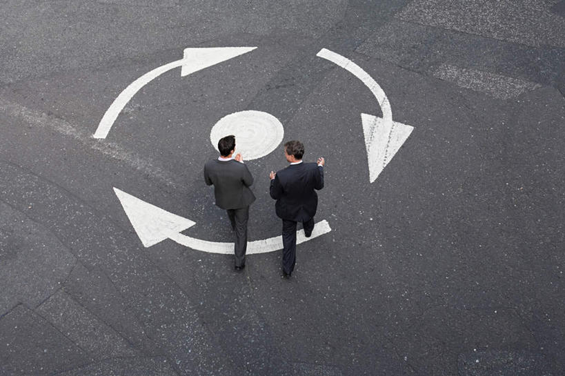 西方人,两个人,伙伴,朋友,商务人士,商务男性,走,说,横图,俯视,室外,白天,衬衫,讨论,友谊,合作,团队,道路,路,欧洲,欧洲人,套装,小路,交通,方向,箭头,战略,指向,商务装,工薪阶层,簇,联合,合谋,交流,配合,协作,男人,男性,年轻男性,白种人,白领,上班族,步行,沟通,讲话,交谈,散步,商讨,说话,谈话,走路,彩图,高角度拍摄,全身,衬衣