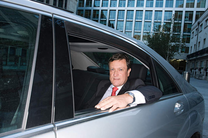 西方人,一个人,商务人士,商务男性,高楼大厦,坐,横图,室外,白天,正面,衬衫,办公楼,植物,窗户,大厦,建筑,摩天大楼,写字楼,汽车,欧洲,欧洲人,仅一个男性,仅一个人,仅一个中年男性,一排,套装,整齐,并列,并排,时间,时钟,手表,领带,计时,注视,玻璃窗,车,树,树木,排列,绿色,自然,车窗,钟表,楼宇,交通工具,轿车,观察,看,表,商务楼,生长,成长,观看,腕表,察看,象征,庄重,队列,关注,载具,商务装,身份,平行,工薪阶层,正式,地位,男人,男性,中年男性,白种人,白领,上班族,钟,坐着,半身,彩图,衬衣,大楼,高层建筑,高楼,摩天楼