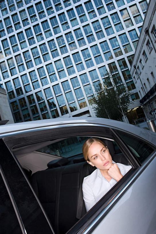 西方人,一个人,商务人士,商务女性,高楼大厦,坐,竖图,室外,白天,正面,办公楼,植物,窗户,大厦,建筑,摩天大楼,写字楼,汽车,欧洲,欧洲人,仅一个年轻女性,仅一个女性,仅一个人,一排,撑,套装,整齐,并列,并排,墙,托腮,注视,玻璃窗,墙壁,墙面,车,树,树木,排列,绿色,自然,车窗,楼宇,交通工具,轿车,观察,看,托,商务楼,生长,成长,观看,察看,队列,关注,托下巴,载具,商务装,平行,工薪阶层,年轻女性,女人,女性,白种人,白领,上班族,坐着,半身,彩图,大楼,高层建筑,高楼,摩天楼