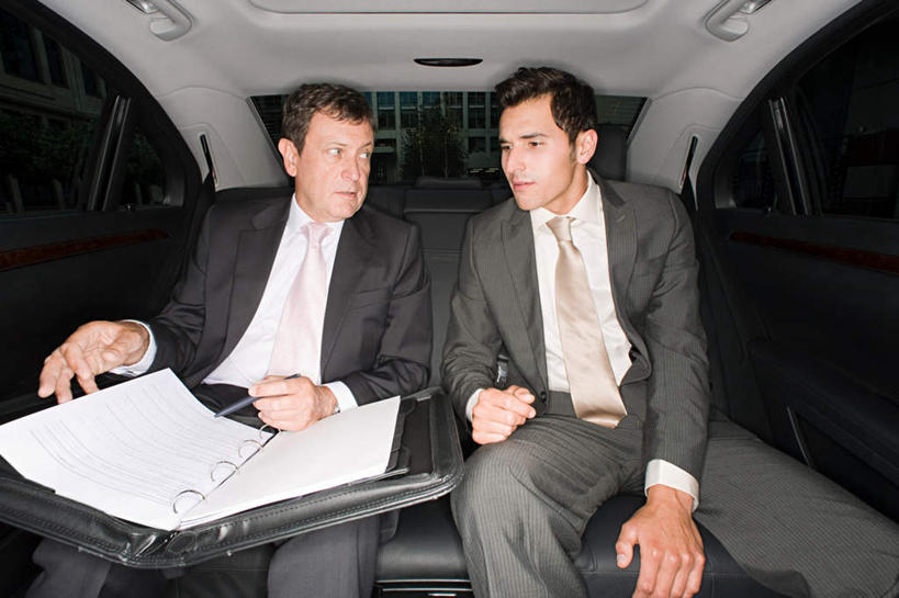 西方人,两个人,伙伴,朋友,商务人士,商务男性,坐,横图,室内,夜晚,正面,衬衫,友谊,合作,团队,窗户,汽车,欧洲,欧洲人,握,指,套装,笔,材料,档案,文件,纸,办公用品,领带,拿,拿着,注视,指点,水笔,玻璃窗,车,文具,车窗,手稿,学习用品,资料,交通工具,轿车,观察,看,战略,握着,观看,文具用品,证明,察看,指向,象征,庄重,关注,载具,文档,商务装,身份,文件架,工薪阶层,资料架,联合,合谋,正式,地位,文件框,文件座,资料档,资料座,配合,协作,男人,男性,年轻男性,中年男性,白种人,白领,上班族,坐着,半身,彩图,衬衣