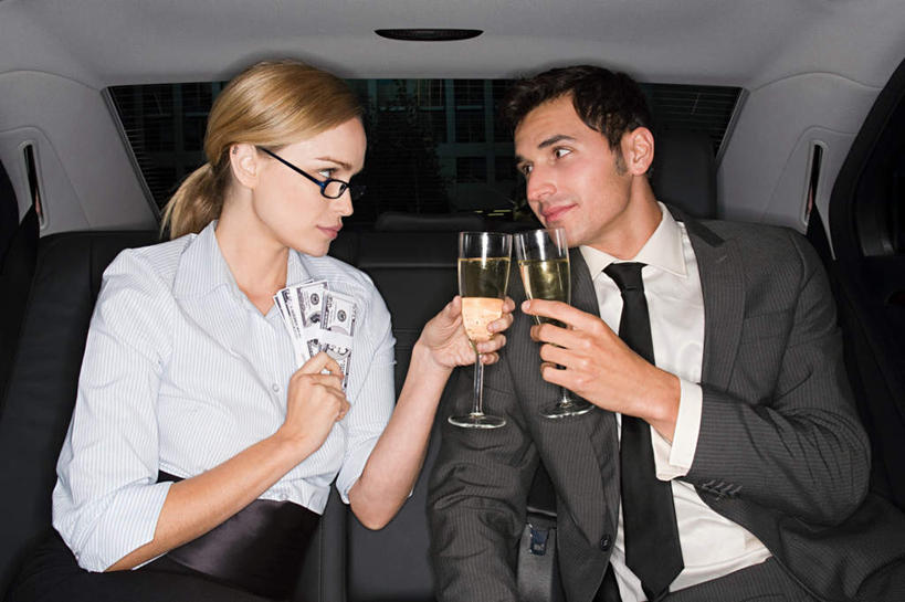 红酒,葡萄酒,西方人,两个人,伙伴,朋友,商务人士,商务男性,商务女性,坐,横图,室内,夜晚,正面,衬衫,友谊,合作,团队,钱,汽车,杯子,欧洲,欧洲人,握,套装,庆祝,高脚杯,钱币,眼镜,领带,红酒杯,白葡萄酒,酒类,拿,拿着,注视,车,玻璃制品,酒,饮料,酒杯,交通工具,轿车,干杯,观察,看,碰杯,交际,友好,战略,握着,钞票,金融,纸币,经济,观看,庆贺,察看,象征,庄重,葡萄酒杯,关注,载具,礼仪,商务装,身份,敬酒,近视眼镜,流通,纸钞,贸易,工薪阶层,劝酒,联合,合谋,正式,地位,配合,协作,货币,现金,男人,男性,年轻男性,年轻女性,女人,女性,白种人,白领,上班族,玻璃杯,坐着,半身,彩图,衬衣