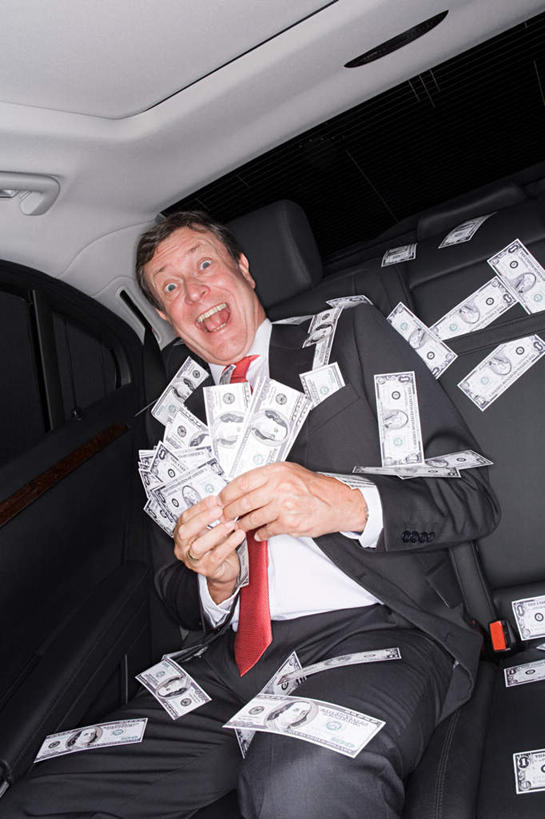 西方人,一个人,商务人士,商务男性,坐,笑,大笑,竖图,室外,夜晚,正面,衬衫,兴奋,钱,汽车,欧洲,欧洲人,仅一个男性,仅一个人,仅一个中年男性,握,套装,钱币,领带,凌乱,拿,拿着,注视,车,交通工具,轿车,观察,看,张嘴,握着,钞票,金融,纸币,经济,观看,察看,混乱,象征,庄重,关注,载具,商务装,身份,流通,张大嘴巴,纸钞,贸易,工薪阶层,哈哈大笑,正式,地位,纷乱,缭乱,庞杂,货币,现金,男人,男性,中年男性,白种人,白领,上班族,张开嘴,坐着,半身,彩图,衬衣,高兴,狂笑