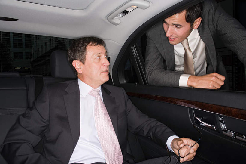 西方人,两个人,伙伴,朋友,商务人士,商务男性,站,坐,说,横图,室内,夜晚,正面,衬衫,讨论,友谊,合作,团队,窗户,汽车,欧洲,欧洲人,套装,领带,注视,玻璃窗,车,车窗,交通工具,轿车,观察,看,靠,靠着,倚靠,站着,战略,观看,察看,倚着,象征,庄重,关注,载具,商务装,身份,工薪阶层,联合,合谋,正式,地位,交流,配合,协作,男人,男性,年轻男性,中年男性,白种人,白领,上班族,沟通,讲话,交谈,商讨,说话,谈话,站立,坐着,半身,彩图,衬衣