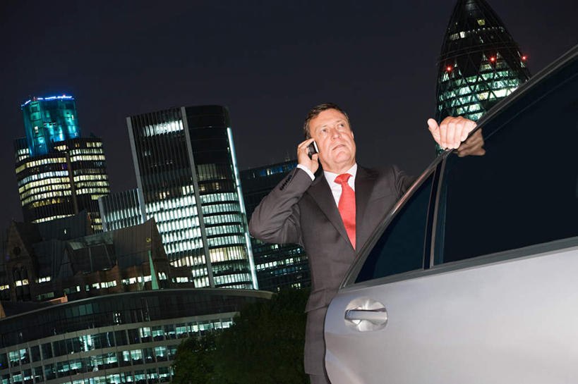 西方人,一个人,商务人士,商务男性,高楼大厦,站,打电话,横图,彩色,室外,夜晚,正面,衬衫,办公楼,窗户,大厦,建筑,摩天大楼,霓虹灯,写字楼,夜景,汽车,电话,手机,英国,欧洲,伦敦,欧洲人,仅一个男性,仅一个人,仅一个中年男性,握,套装,灯光,七彩,领带,首都,拿,拿着,注视,光源,通讯设备,霓虹,玻璃窗,车,灯,车窗,楼宇,交通工具,轿车,观察,看,站着,商务楼,握着,观看,察看,象征,庄重,照明设备,西欧,关注,载具,商务装,身份,大不列颠,工薪阶层,大不列颠及北爱尔兰联合王国,氖灯,正式,地位,大不列颠联合王国,日不落英帝国,雾都,瑞士再保险塔,交流,男人,男性,中年男性,白种人,白领,上班族,沟通,通话,站立,半身,彩图,衬衣,大楼,高层建筑,高楼,摩天楼