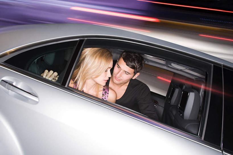 西方人,两个人,坐,横图,室外,夜晚,正面,长时间曝光,爱情,窗户,汽车,欧洲,欧洲人,服装,朦胧,模糊,浪漫,注视,休闲装,玻璃窗,车,衣服,车窗,交通工具,轿车,观察,看,休闲,温暖,温馨,休闲服,恩爱,恋人,服饰,观看,和睦,察看,关注,载具,男人,男性,年轻男性,年轻女性,女人,女性,白种人,情侣,坐着,半身,彩图,伴侣,融洽