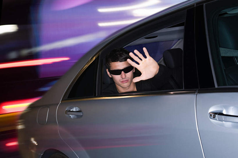 西方人,一个人,举,横图,室外,夜晚,正面,长时间曝光,窗户,汽车,欧洲,欧洲人,仅一个男性,仅一个人,服装,朦胧,模糊,墨镜,眼镜,注视,休闲装,玻璃窗,车,仅一个年轻男性,衣服,车窗,太阳镜,太阳眼镜,交通工具,轿车,观察,看,托,休闲,休闲服,遮阳镜,遮,遮掩,服饰,观看,察看,掩盖,遮挡,关注,载具,遮盖,掩饰,男人,男性,年轻男性,白种人,举起,举手,举着,向上举,向上伸,向上托,半身,彩图