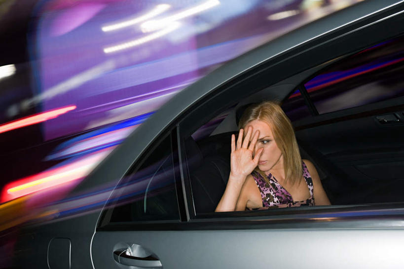 西方人,一个人,举,横图,室外,夜晚,正面,长时间曝光,窗户,汽车,欧洲,欧洲人,仅一个年轻女性,仅一个女性,仅一个人,服装,朦胧,模糊,注视,休闲装,玻璃窗,车,衣服,车窗,交通工具,轿车,观察,看,托,休闲,休闲服,遮,遮掩,服饰,观看,察看,掩盖,遮挡,关注,载具,遮盖,掩饰,年轻女性,女人,女性,白种人,举起,举手,举着,向上举,向上伸,向上托,半身,彩图