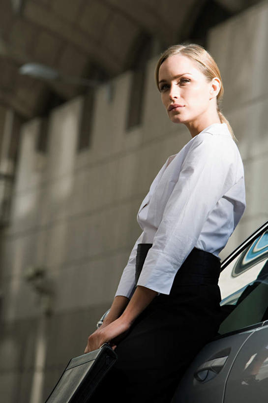 西方人,一个人,商务人士,商务女性,站,竖图,室外,白天,侧面,窗户,汽车,欧洲,欧洲人,仅一个年轻女性,仅一个女性,仅一个人,握,套装,隧道,包,公文包,墙,拿,拿着,注视,玻璃窗,墙壁,墙面,车,车窗,交通工具,轿车,观察,看,靠,靠着,倚靠,站着,握着,公事包,观看,察看,倚着,地道,关注,载具,商务装,工薪阶层,年轻女性,女人,女性,白种人,白领,上班族,站立,半身,彩图