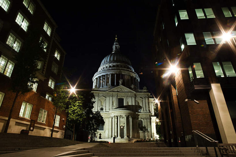 无人,高楼大厦,教堂,横图,室外,夜晚,仰视,旅游,度假,办公楼,植物,窗户,标志建筑,大厦,地标,建筑,路灯,摩天大楼,写字楼,夜景,照明,英国,欧洲,伦敦,一排,阴影,节日,整齐,并列,并排,光线,影子,墙,灯光,首都,文化,娱乐,建设,圣保罗大教堂,玻璃窗,墙壁,墙面,灯,树,树木,排列,绿色,自然,楼宇,祈祷,享受,休闲,健康,旅游胜地,商务楼,放松,许愿,宗教,信仰,生长,成长,纪念,祈求,照亮,基督教,照明设备,西欧,队列,天主教,大不列颠,平行,信念,世界文化遗产,大不列颠及北爱尔兰联合王国,大不列颠联合王国,日不落英帝国,雾都,平安,彩图,低角度拍摄,大教堂,大楼,高层建筑,高楼,礼拜堂,摩天楼