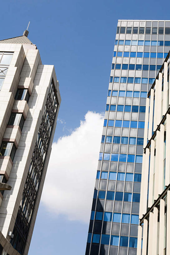 无人,高楼大厦,竖图,室外,白天,仰视,度假,办公楼,美景,天际线,窗户,城市风光,城市,大厦,建筑,摩天大楼,写字楼,英国,欧洲,伦敦,一排,阴影,整齐,并列,并排,光线,影子,墙,景观,云,云朵,首都,云彩,娱乐,玻璃窗,墙壁,墙面,排列,蓝色,白云,蓝天,天空,阳光,楼宇,天,享受,休闲,商务楼,景色,放松,晴朗,西欧,队列,大不列颠,平行,大不列颠及北爱尔兰联合王国,大不列颠联合王国,日不落英帝国,雾都,晴空,彩图,低角度拍摄,大楼,高层建筑,高楼,摩天楼