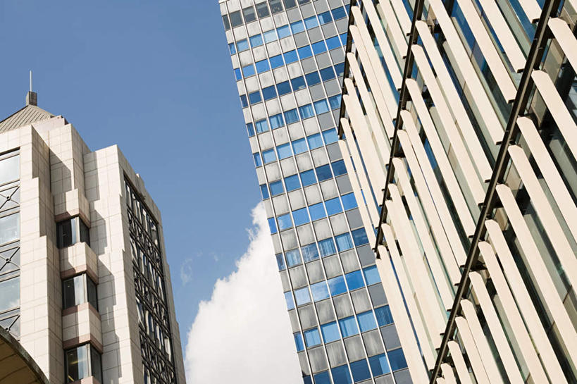 无人,高楼大厦,横图,室外,白天,仰视,度假,办公楼,美景,天际线,窗户,城市风光,城市,大厦,建筑,摩天大楼,写字楼,英国,欧洲,伦敦,一排,阴影,整齐,并列,并排,光线,影子,墙,景观,云,云朵,首都,云彩,娱乐,玻璃窗,墙壁,墙面,排列,蓝色,白云,蓝天,天空,阳光,楼宇,天,享受,休闲,商务楼,景色,放松,晴朗,西欧,队列,大不列颠,平行,大不列颠及北爱尔兰联合王国,大不列颠联合王国,日不落英帝国,雾都,晴空,彩图,低角度拍摄,大楼,高层建筑,高楼,摩天楼