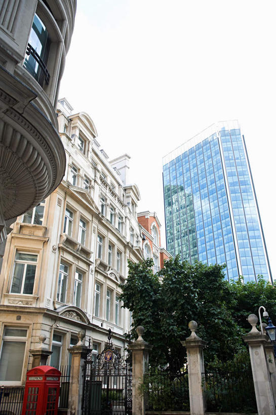 无人,高楼大厦,竖图,室外,白天,仰视,度假,办公楼,美景,植物,窗户,城市风光,城市,大厦,建筑,摩天大楼,写字楼,英国,欧洲,伦敦,一排,阴影,整齐,并列,并排,光线,影子,墙,景观,首都,娱乐,玻璃窗,墙壁,墙面,树,树木,排列,蓝色,绿色,蓝天,天空,阳光,自然,楼宇,天,享受,休闲,商务楼,景色,放松,生长,晴朗,成长,西欧,队列,大不列颠,平行,大不列颠及北爱尔兰联合王国,万里无云,大不列颠联合王国,日不落英帝国,雾都,晴空,晴空万里,彩图,低角度拍摄,大楼,高层建筑,高楼,摩天楼