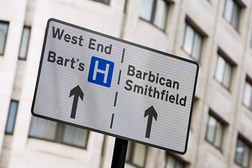 无人,高楼大厦,横图,室外,特写,白天,仰视,度假,办公楼,美景,窗户,城市风光,城市,大厦,建筑,摩天大楼,写字楼,指示牌,英国,欧洲,伦敦,一排,整齐,并列,并排,英文,标志,文字,字符,字母,墙,景观,首都,方向,娱乐,标识,玻璃窗,箭头,墙壁,墙面,排列,楼宇,享受,休闲,商务楼,景色,放松,英文字母,指向,西欧,队列,大不列颠,平行,大不列颠及北爱尔兰联合王国,簇,大不列颠联合王国,日不落英帝国,雾都,彩图,低角度拍摄,大楼,高层建筑,高楼,摩天楼