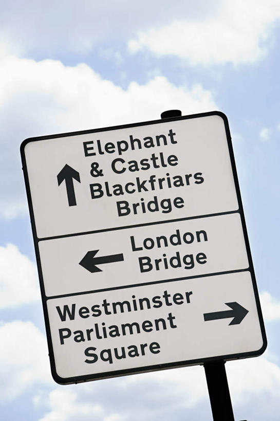 无人,竖图,室外,特写,白天,仰视,指示牌,阴影,光线,英文,标志,文字,影子,字符,字母,云,云朵,云彩,方向,标识,箭头,蓝色,白云,蓝天,天空,阳光,天,晴朗,英文字母,指向,簇,晴空,彩图,低角度拍摄