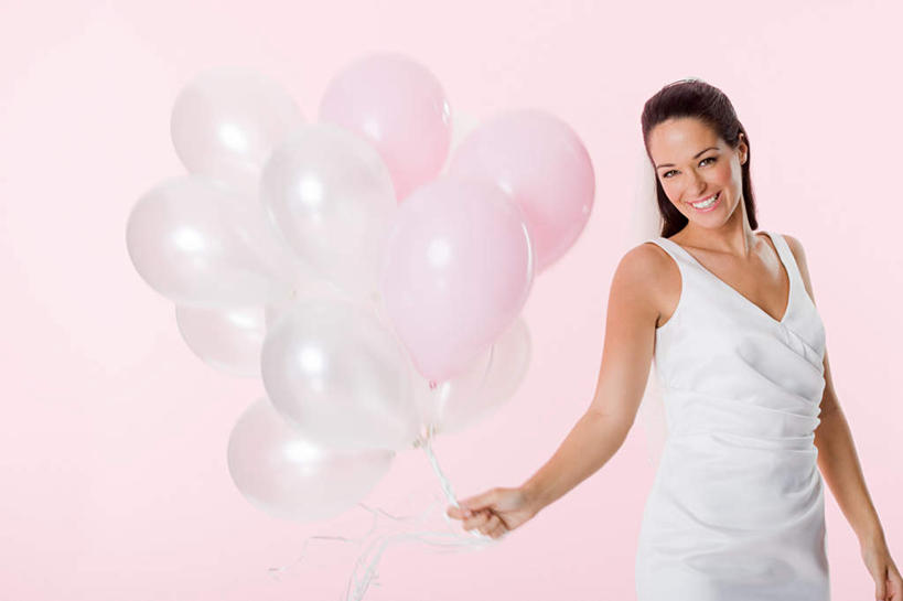 西方人,一个人,新娘,站,笑,微笑,露齿笑,横图,室内,白天,正面,婚纱,婚礼,游戏,快乐,玩具,欧洲,欧洲人,仅一个年轻女性,仅一个女性,仅一个人,握,粉色背景,庆祝,塑料,结婚,拿,玩,拿着,注视,娱乐,气球,塑料制品,观察,看,站着,休闲,喜庆,充气玩具,橡胶,益智,握着,摄影,影棚,观看,活动,纪念,察看,发泄,关注,消遣,智力,橡胶制品,宣泄,年轻女性,女人,女性,白种人,玩耍,嬉戏,站立,半身,彩图,影棚拍摄,婚礼服,礼服,高兴,拍摄