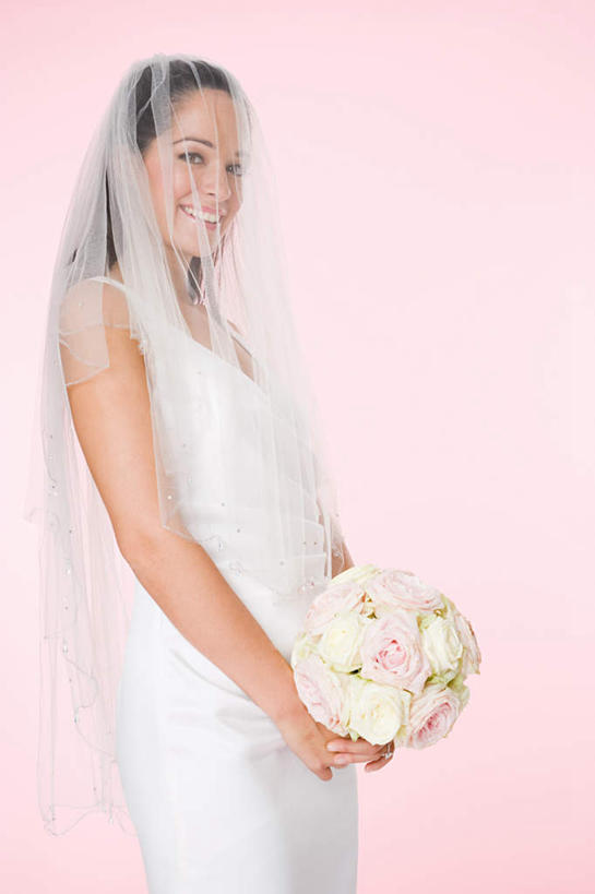 西方人,一个人,新娘,站,笑,微笑,露齿笑,竖图,室内,白天,侧面,婚纱,婚礼,快乐,欧洲,欧洲人,仅一个年轻女性,仅一个女性,仅一个人,握,粉色背景,庆祝,装饰,盛开,结婚,拿,花蕾,拿着,注视,花,花瓣,花朵,鲜花,花苞,花蕊,观察,看,站着,喜庆,握着,摄影,影棚,观看,纪念,华丽,修饰,点缀,察看,关注,衬托,美观,雅致,雅观,年轻女性,女人,女性,白种人,站立,半身,彩图,影棚拍摄,婚礼服,礼服,高兴,拍摄