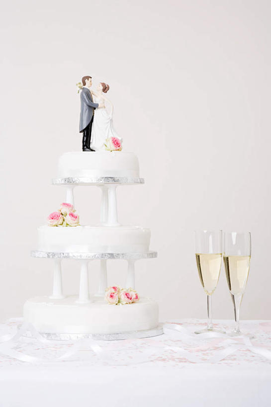 点心,葡萄酒,西方人,无人,两个人,家庭,夫妻,新娘,新郎,站,竖图,室内,白天,白色背景,正面,爱情,婚礼,奢侈,快乐,桌面,桌子,杯子,雕塑,欧洲,欧洲人,庆祝,艺术,装饰,木制,雕刻,雕像,高脚杯,食品,婚礼蛋糕,结婚,浪漫,玻璃制品,酒,食物,糕点,饮料,酒杯,木制品,工艺品,香槟,站着,温暖,温馨,喜庆,一家人,恩爱,诱惑,恋人,摄影,影棚,纪念,美术,和睦,主题,陈列,香槟杯,功能,美学,气泡酒,起泡酒,汽酒,男人,男性,年轻男性,年轻女性,女人,女性,白种人,年轻人,夫妇,情侣,玻璃杯,站立,彩图,全身,影棚拍摄,高兴,欢笑,拍摄,伴侣,融洽,蛋糕,结婚蛋糕