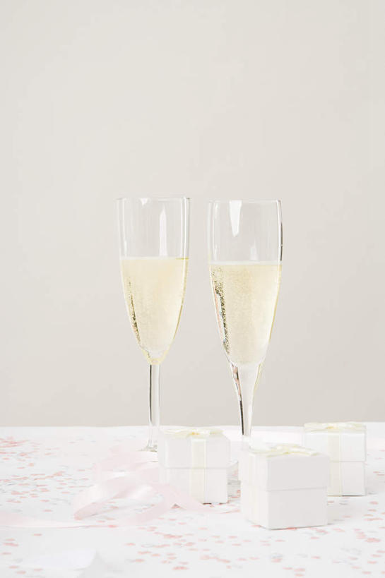 葡萄酒,无人,竖图,室内,特写,白天,白色背景,正面,奢侈,快乐,桌面,桌子,杯子,木制,布料,高脚杯,浪漫,布纹,玻璃制品,酒,桌布,饮料,餐巾,酒杯,木制品,台布,香槟,诱惑,摄影,影棚,香槟杯,气泡酒,起泡酒,汽酒,玻璃杯,彩图,影棚拍摄,高兴,欢笑,拍摄