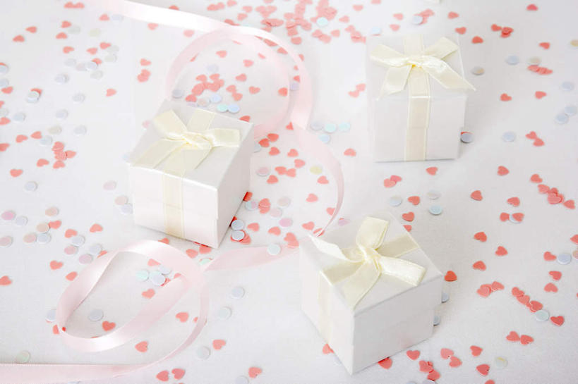 无人,横图,俯视,彩色,室内,特写,白天,白色背景,桌面,桌子,静物,礼盒,礼物,装饰,木制,丝绸,丝带,纸盒,缎带,纸屑,绸带,盒子,包装盒,木制品,礼品盒,摄影,礼品,影棚,五颜六色,华丽,修饰,碎纸,点缀,五彩缤纷,碎纸条,衬托,美观,雅致,雅观,绚烂,五彩纸屑,彩图,高角度拍摄,影棚拍摄,拍摄