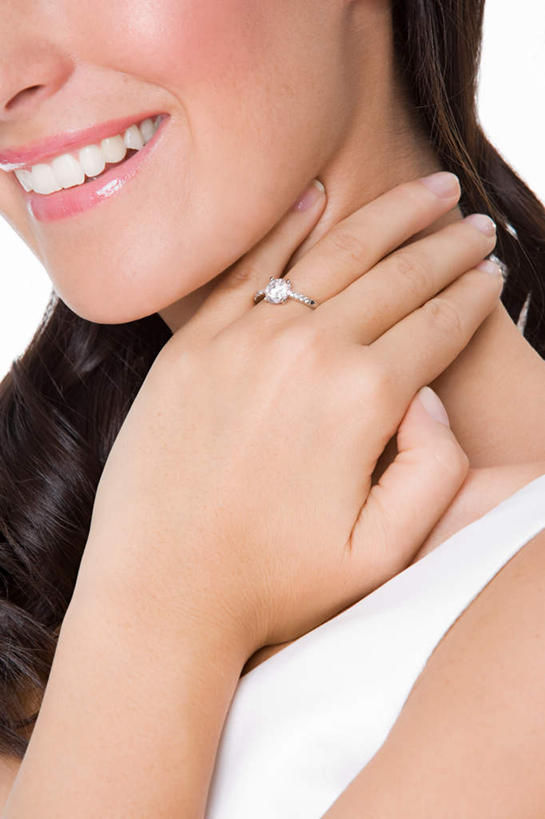 西方人,脸,头,脸颊,手,一个人,新娘,笑,摸,微笑,露齿笑,竖图,室内,特写,白天,白色背景,正面,婚纱,爱情,婚礼,快乐,欧洲,欧洲人,仅一个年轻女性,仅一个女性,仅一个人,抚摸,庆祝,结婚,浪漫,装饰品,戒指,饰品,首饰,喜庆,手部,恩爱,摄影,影棚,纪念,单手,信物,权利,手饰,年轻女性,女人,女性,白种人,头部,脸部,脸蛋,面部,触摸,接触,半身,彩图,影棚拍摄,婚礼服,礼服,高兴,拍摄