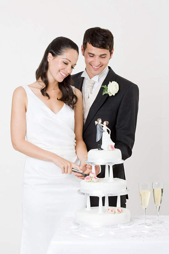 点心,西方人,两个人,家庭,夫妻,新娘,新郎,站,笑,微笑,露齿笑,竖图,室内,白天,白色背景,正面,婚纱,西装,爱情,婚礼,快乐,欧洲,欧洲人,切开,握,套装,正装,庆祝,食品,婚礼蛋糕,结婚,浪漫,拿,拿着,注视,职业装,食物,糕点,观察,看,切,站着,温暖,温馨,喜庆,一家人,恩爱,握着,恋人,摄影,影棚,观看,纪念,和睦,察看,关注,剖面,切面,男人,男性,年轻男性,年轻女性,女人,女性,白种人,年轻人,夫妇,情侣,站立,半身,彩图,影棚拍摄,婚礼服,礼服,高兴,拍摄,伴侣,融洽,蛋糕,结婚蛋糕