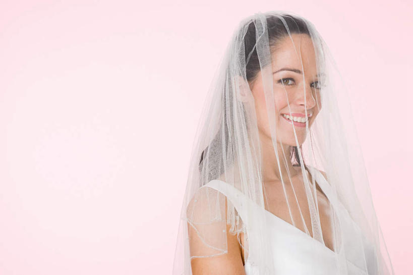 西方人,脸,头,脸颊,一个人,新娘,站,笑,微笑,露齿笑,横图,室内,特写,白天,正面,婚纱,婚礼,快乐,欧洲,欧洲人,仅一个年轻女性,仅一个女性,仅一个人,粉色背景,庆祝,结婚,注视,肩膀,观察,看,站着,喜庆,摄影,影棚,观看,纪念,察看,关注,年轻女性,女人,女性,白种人,头部,脸部,脸蛋,面部,站立,半身,彩图,影棚拍摄,婚礼服,礼服,高兴,拍摄