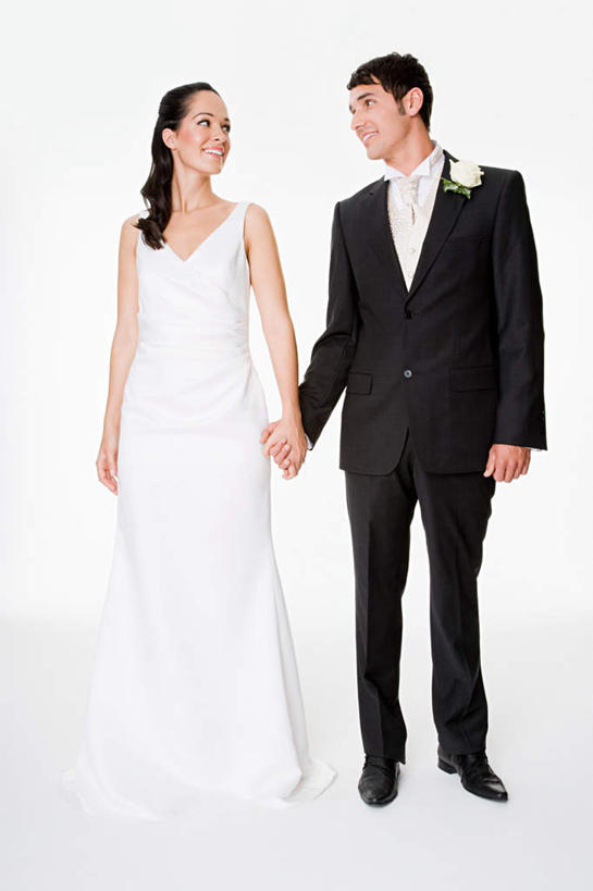 西方人,两个人,家庭,夫妻,新娘,新郎,站,握手,笑,微笑,露齿笑,竖图,室内,白天,白色背景,正面,婚纱,西装,爱情,婚礼,快乐,欧洲,欧洲人,套装,正装,庆祝,结婚,浪漫,注视,职业装,观察,看,站着,温暖,温馨,喜庆,一家人,恩爱,恋人,摄影,影棚,观看,纪念,和睦,察看,关注,男人,男性,年轻男性,年轻女性,女人,女性,白种人,年轻人,夫妇,情侣,搀手,拉手,手搀手,手拉手,手牵手,手握手,站立,彩图,全身,影棚拍摄,婚礼服,礼服,高兴,拍摄,伴侣,融洽