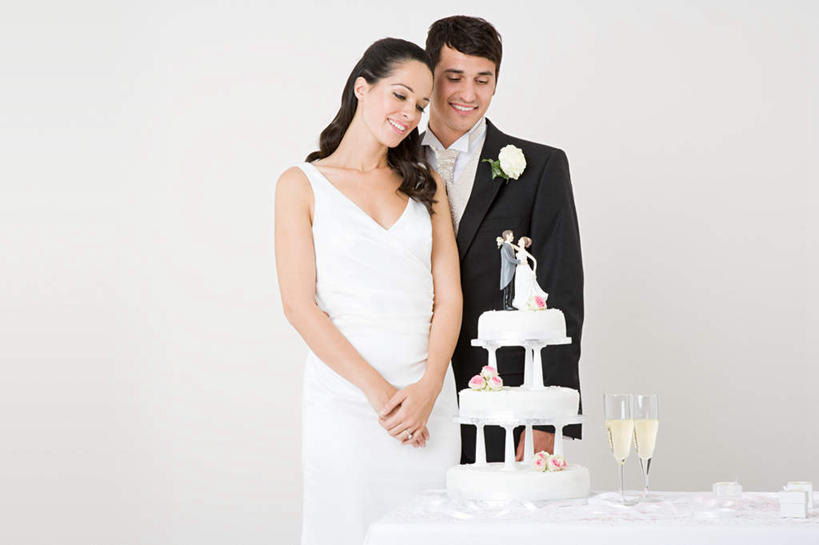 点心,西方人,两个人,家庭,夫妻,新娘,新郎,站,笑,微笑,露齿笑,横图,室内,白天,白色背景,正面,婚纱,西装,爱情,婚礼,快乐,欧洲,欧洲人,套装,正装,庆祝,装饰,盛开,食品,婚礼蛋糕,结婚,浪漫,花蕾,注视,职业装,花,花瓣,花朵,鲜花,食物,糕点,花苞,花蕊,观察,看,站着,温暖,温馨,喜庆,一家人,恩爱,恋人,摄影,影棚,观看,纪念,华丽,修饰,点缀,和睦,察看,关注,衬托,美观,雅致,雅观,男人,男性,年轻男性,年轻女性,女人,女性,白种人,年轻人,夫妇,情侣,站立,半身,彩图,影棚拍摄,婚礼服,礼服,高兴,拍摄,伴侣,融洽,蛋糕,结婚蛋糕