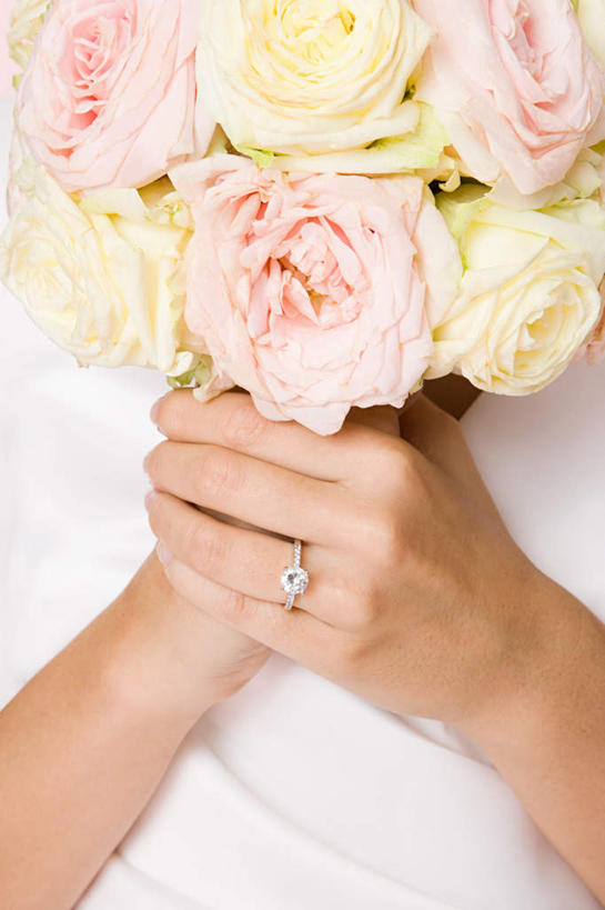 西方人,手,一个人,新娘,竖图,室内,特写,白天,白色背景,正面,婚纱,爱情,婚礼,快乐,幸福,纯洁,热情,玫瑰,欧洲,欧洲人,双手,仅一个年轻女性,仅一个女性,仅一个人,握,庆祝,盛开,捧花,手捧花,玫瑰花,结婚,浪漫,拿,花蕾,拿着,装饰品,花,花瓣,花朵,鲜花,戒指,饰品,首饰,花束,花苞,花蕊,温暖,温馨,喜庆,手部,恩爱,握着,摄影,影棚,纪念,信物,和睦,权利,感动,尊敬,手饰,婚礼捧花,天真,刺玫花,徘徊花,年轻女性,女人,女性,白种人,半身,彩图,影棚拍摄,婚礼服,礼服,高兴,拍摄,融洽